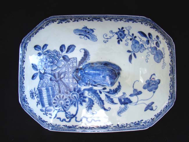 An 18th century Chinese Export Porcelain Covered Tureen circa 1770 having a long hairline crack — image 2